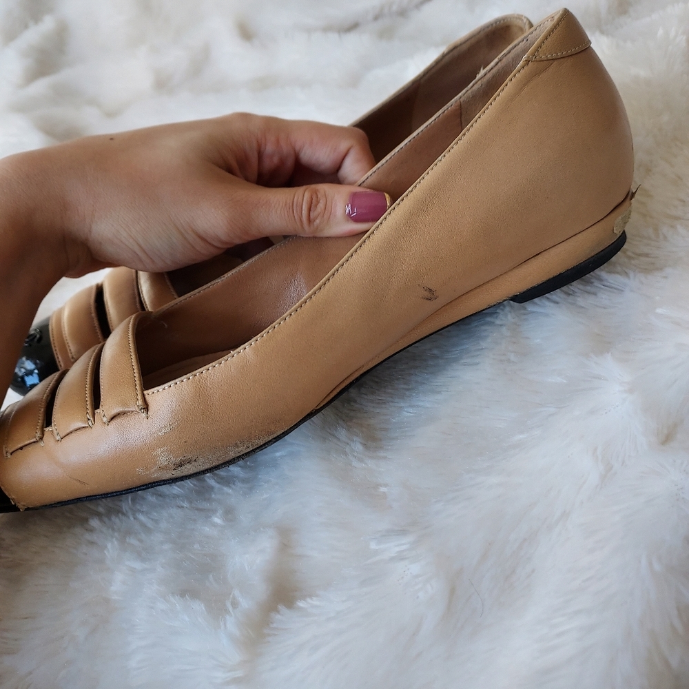 Authenticated CHANEL Tan Leather flats with black toe cap, size 37.5 / 7 - Picture 5 of 11
